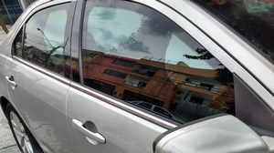 Blindagem de vidro automotivo
